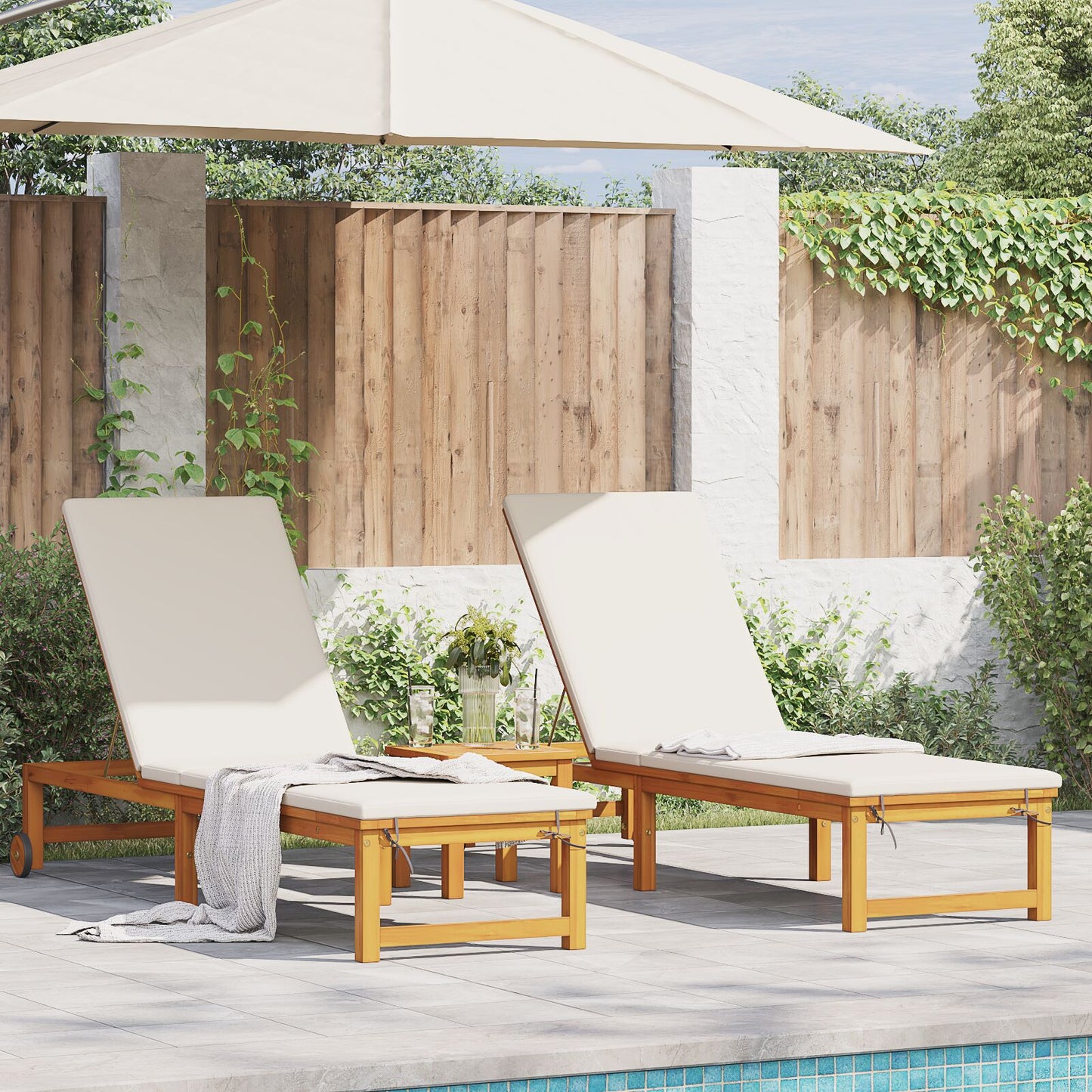 vidaXL Sonnenliegen 2 Stück mit Tisch und Kissen aus massivem Akazienholz, vidaXL Sonnenliege mit cremefarbenen Kissen aus massivem Akazienholz, vidaXL Gartenbeistelltisch 35x35x34 cm aus massivem Akazienholz